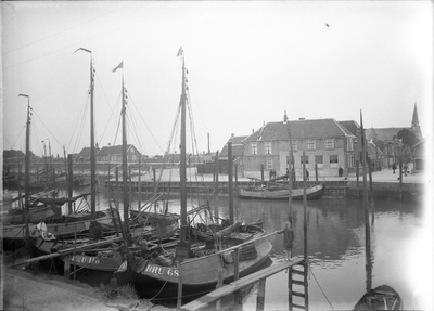 O-0652 Bruinisse. Lemmerjachten aan de Langedam, de Janna (BRU 68) van 1904 en de BRU 116 van 1902. Aan de overzijde ...