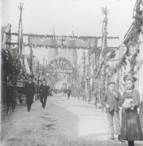 O-0762 Zierikzee. Korte Nobelstraat. Versiering t.g.v. het bezoek van H.M. Koningin Wilhelmina en Z.K.H. Prins Hendrik.