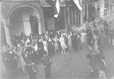 O-0844 Zierikzee. Havenplein. Feesten t.g.v. de bevrijding van Schouwen-Duiveland, voor de Gasthuiskerk en de Beuze.
