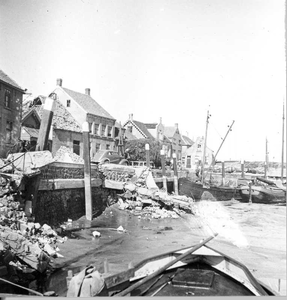 O-0868 Bruinisse. Schade door Canadese beschietingen vanaf Sint Philipsland.
