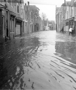 O-1063 Zierikzee. Sint Domusstraat. Op zondag 12 april 1953 liep bij springtij een groot gedeelte van Zierikzee opnieuw ...