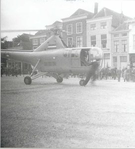 O-1073 Zierikzee. Nederlandse helikopter op het Havenplein.