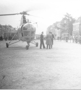 O-1085 Zierikzee. Havenplein. Nederlandse helikopter.
