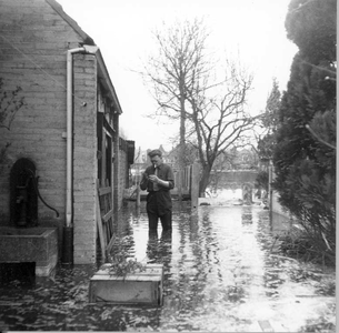 O-1121 Zierikzee. Fotograaf Jan Ochtman achter zijn woning in de Gasthuisboomgaard.