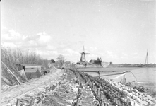 O-1213 Zierikzee. Slingerbos, zandzakkendam met pomphuisje. De binnenstad van Zierikzee wordt leegepompt.