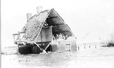 O-1233 Omgeving Nieuwerkerk. Capelleweg. Beschadigde woning van de families Van der Weide (voorkant) en Joh. ...