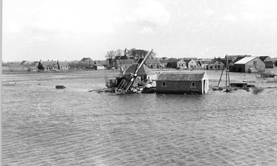 O-1620 Sirjansland. Ingestorte molen als gevolg van de Watersnoodramp.