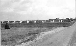 O-1670 Noordgouwe. Heereweg met het barakkenkamp voor dakloos geworden inwoners van Nieuwerkerk en Kerkwerve.