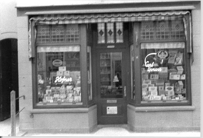 O-1706 Zierikzee. Lange Nobelstraat. Tabakswinkel van J.E. Krakeel.