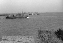 O-1728 Herstelwerkzaamheden aan de dijken: op de voorgrond een mosselkotter uit Zierikzee.