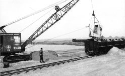 O-1749 Schelphoek. Laden van kipkarren door een dragline van de firma J.P. van Broekhoven.