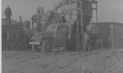 O-1756 Schelphoek. Het laden van een G.M.C. vrachtwagen, staand onder de asfaltmolen van de firma H. Joossen uit Made.