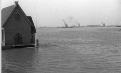 O-1791 Schelphoek. Vooraan het gemaal nabij Serooskerke. Op de achtergrond materiaal ter afdichting van het sluitgat ...