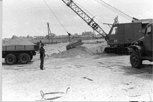 O-1812 Het laden van een GMC vrachtwagen bij de verkaveling na de watersnoodramp van 1953 nabij Brouwershaven.