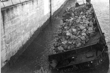 O-1822 Schelphoek. Storten van steen door middel van een kantelbak, naast de caissons.