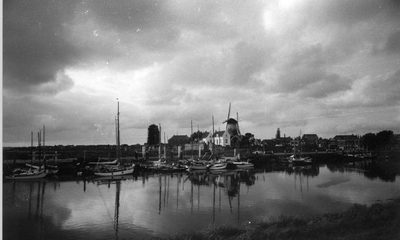 O-2109 Zierikzee. Bolwerk en Luitje, met molen Den Haas, gezien vanaf de Oosthavendijk.