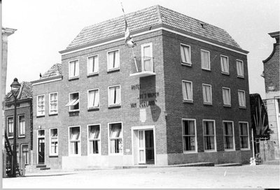 O-2117 Zierikzee. Hotel Het Wapen van Zeeland , hoek Hoofdpoortstraat / Zevenhuisstraat.