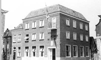 O-2118 Zierikzee. Hotel Het Wapen van Zeeland , hoek Hoofdpoortstraat / Zevenhuisstraat.