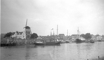 O-2138 Zierikzee. Bolwerk en Luitje met molen Den Haas, gezien vanaf de Oosthavendijk. Terugkeer mosselvloot tijdens ...