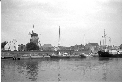 O-2139 Zierikzee. Bolwerk en Luitje met molen Den Haas, gezien vanaf de Oosthavendijk.