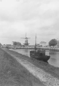 O-2148 Zierikzee. Nieuwe Haven: op de achtergrond 't Luitje met molen Den Haas.