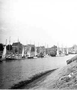 O-2155 Zierikzee. Nieuwe Haven gezien vanaf de Oosthavendijk.