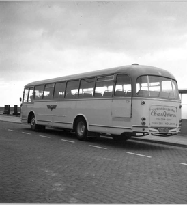 O-2171 Zierikzee. Veerhaven 'De val'. Lijnbus van vervoersbedrijf Van Oeveren.