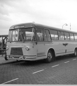 O-2173 Zierikzee. Veerhaven 'De Val'. Lijnbus van vervoersbedrijf Van Oeveren.