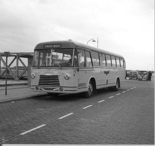 O-2174 Zierikzee.Veerhaven 'De Val'. Lijnbus van vervoersbedrijf Van Oeveren.