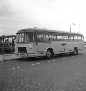 O-2175 Zierikzee. Veerhaven 'De Val'. Lijnbus van vervoersbedrijf Van Oeveren.