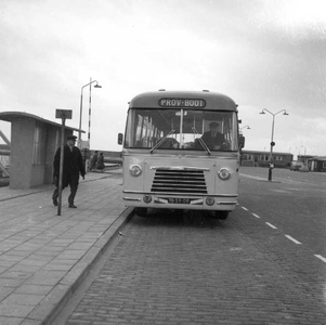 O-2176 Zierikzee. Veerhaven 'De Val'. Lijnbus van vervoersbedrijf Van Oeveren.