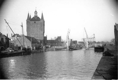 O-2284 Zierikzee. Nieuwe Haven met Zuidhavenpoort en ophaalbrug.