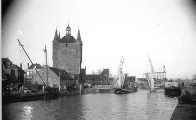 O-2285 Zierikzee. Zierikzee. Nieuwe Haven met Zuidhavenpoort en ophaalbrug.