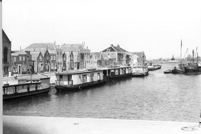 O-2308 Brouwershaven. Oude haven met woonboten voor personeel Deltawerken.