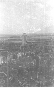 O-2310 Zierikzee. Panorama van de stad, gezien vanaf de stadhuistoren, met op de achtergrond de graansilo.