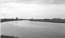 O-2495 Zierikzee. Profiel van de stad vanuit het noordoosten. Rechts het Zweedse Rode Kruis ziekenhuis. Op de voorgrond ...