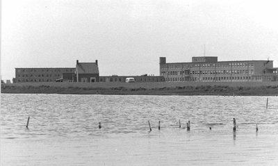 O-2501 Zierikzee. Zweedse Rode Kruis ziekenhuis, gezien vanaf het Kaaskenswater
