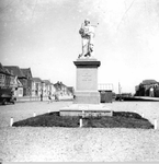 O-2649 Brouwershaven Gezicht op de Markt met op de voorgrond het standbeeld van Jacob Cats.