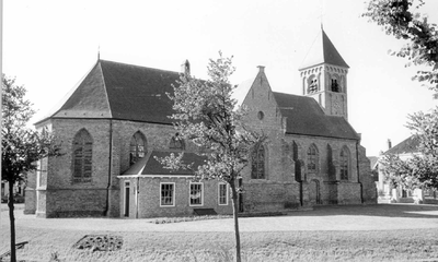O-2673 Noordgouwe. Noordzijde van de Ned. Herv. Kerk.