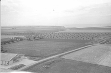 O-2700 Zierikzee. Luchtfoto van het gebied ten zuiden van Zierikzee. De grote schuur op de voorgrond staat aan het ...