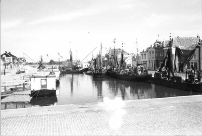 O-2768 Brouwershaven. De haven met visserschepen en woonboten.