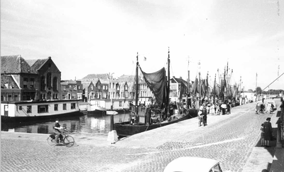 O-2769 Brouwershaven. Haven nz., gezien vanaf de Markt. In de haven woonboten voor medewerkers van Rijkswaterstaat.