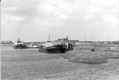 O-2919 Zierikzee. Veerhaven 'De Val'. Links de Provinciale veerboot 'Koningin Emma'; rechts de Provinciale veerboot ...