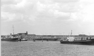 O-2920 Zierikzee. Veerhaven 'De Val'. Links de Provinciale veerboot 'Koningin Emma'; rechts de Provinciale veerboot ...