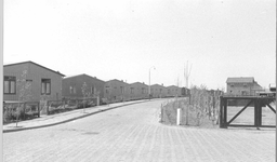 O-2981 Ouwerkerk. De Noorse straat vanaf de Julianastraat. L. de Noorse woningen; R. is op de hoek van de Hubrecht ...