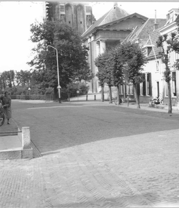 O-3184 Zierikzee. Poststraat. Op de achtergrond de Wilhelminalinde, de Nieuwe Kerk en de Sint Lievens Monstertoren.