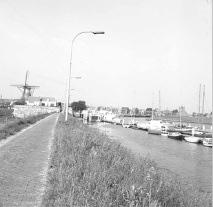 O-3238 Zierikzee. Westhavendijk met gezicht op het Bolwerk met molen 'Den Haas'. Rechts de Jachthaven.