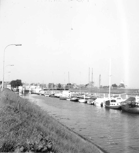 O-3239 Zierikzee. Westhavendijk met Jachthaven.