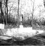 O-3335 Renesse. Begraafplaats. Graf van de Tien van Renesse''. Op 10 december 1944 vonden 10 verzetsstrijders de dood: ...