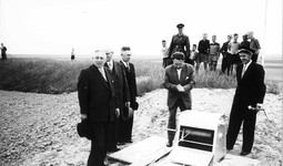 O-3394 Zierikzee. Opening Veerhaven De Val. De heren mr. J.L. Nieuwenhuis (directeur Provinciale Stoombootdiensten), C. ...